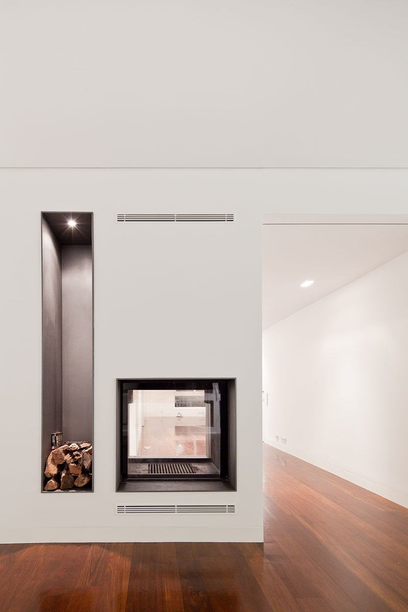 Palma Apartment - View of the fireplace