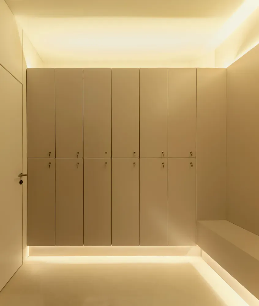 Changing room with lacquered lockers